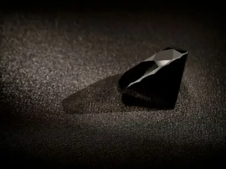 Ekskluzywny Pierścionek z Czarnym Diamentem – Definicja Stylu